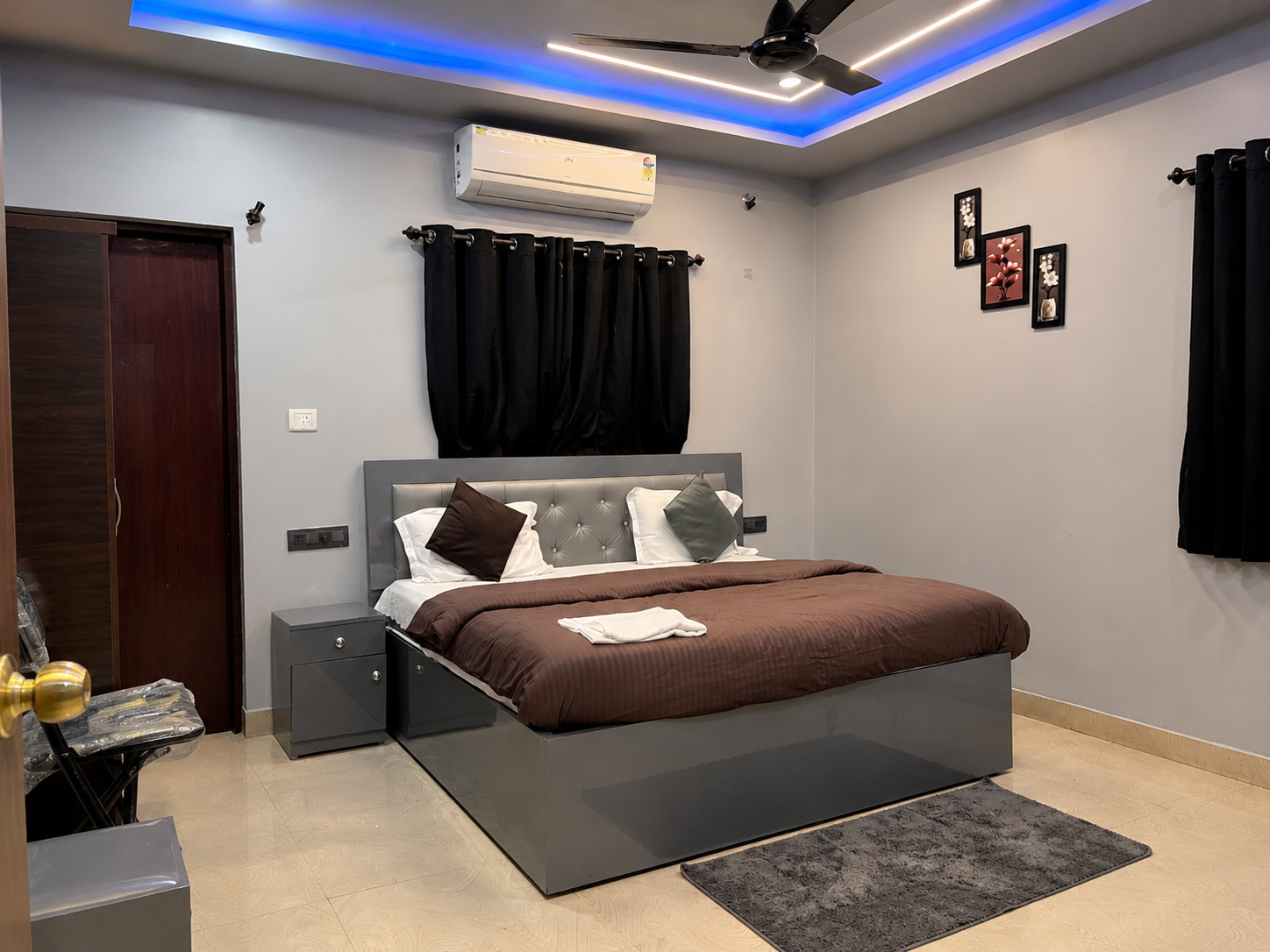 Deluxe AC room at Hotel Space Inn with a tufted headboard, king bed and seating